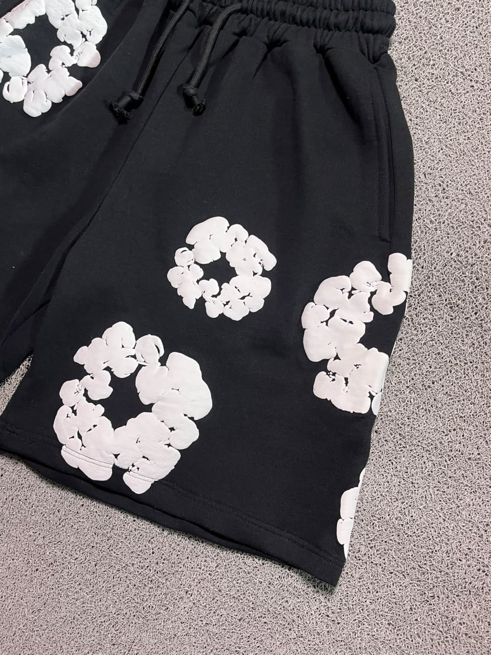SHORT DENIM TEARS PRETO E BRANCO