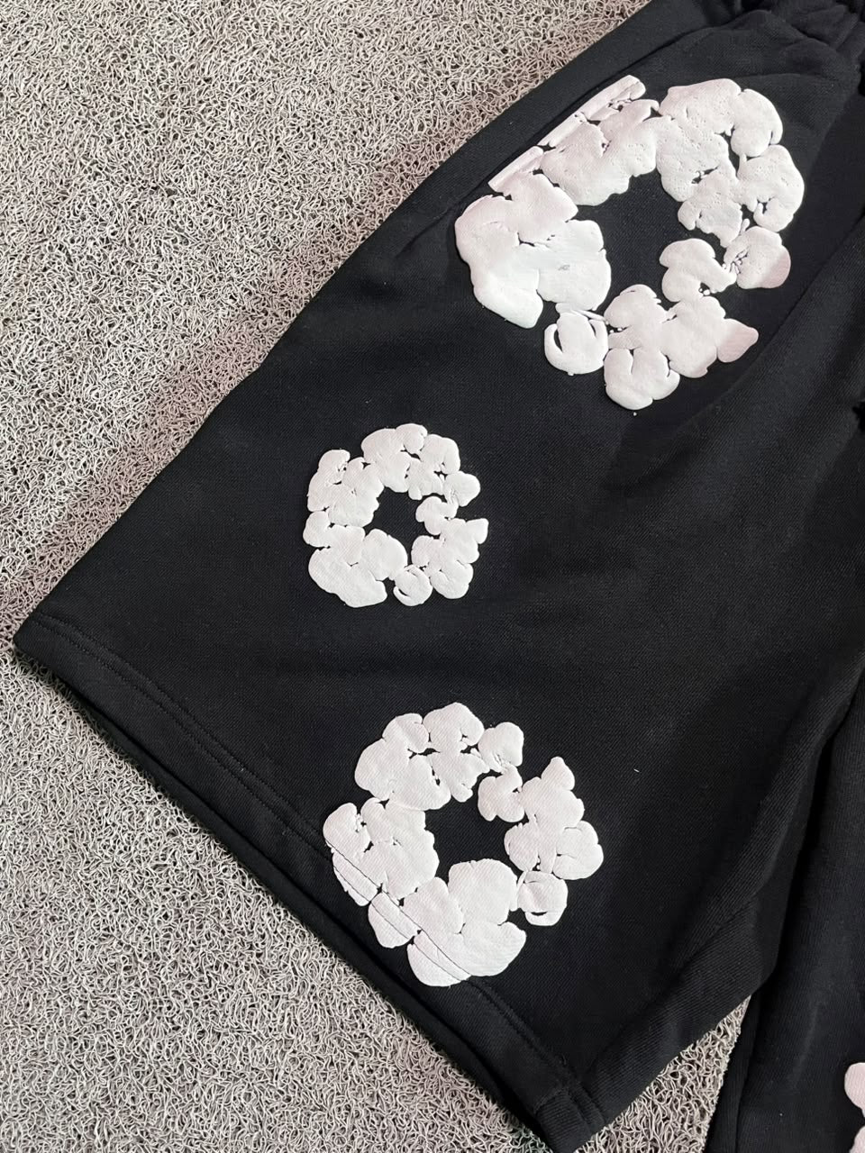 SHORT DENIM TEARS PRETO E BRANCO