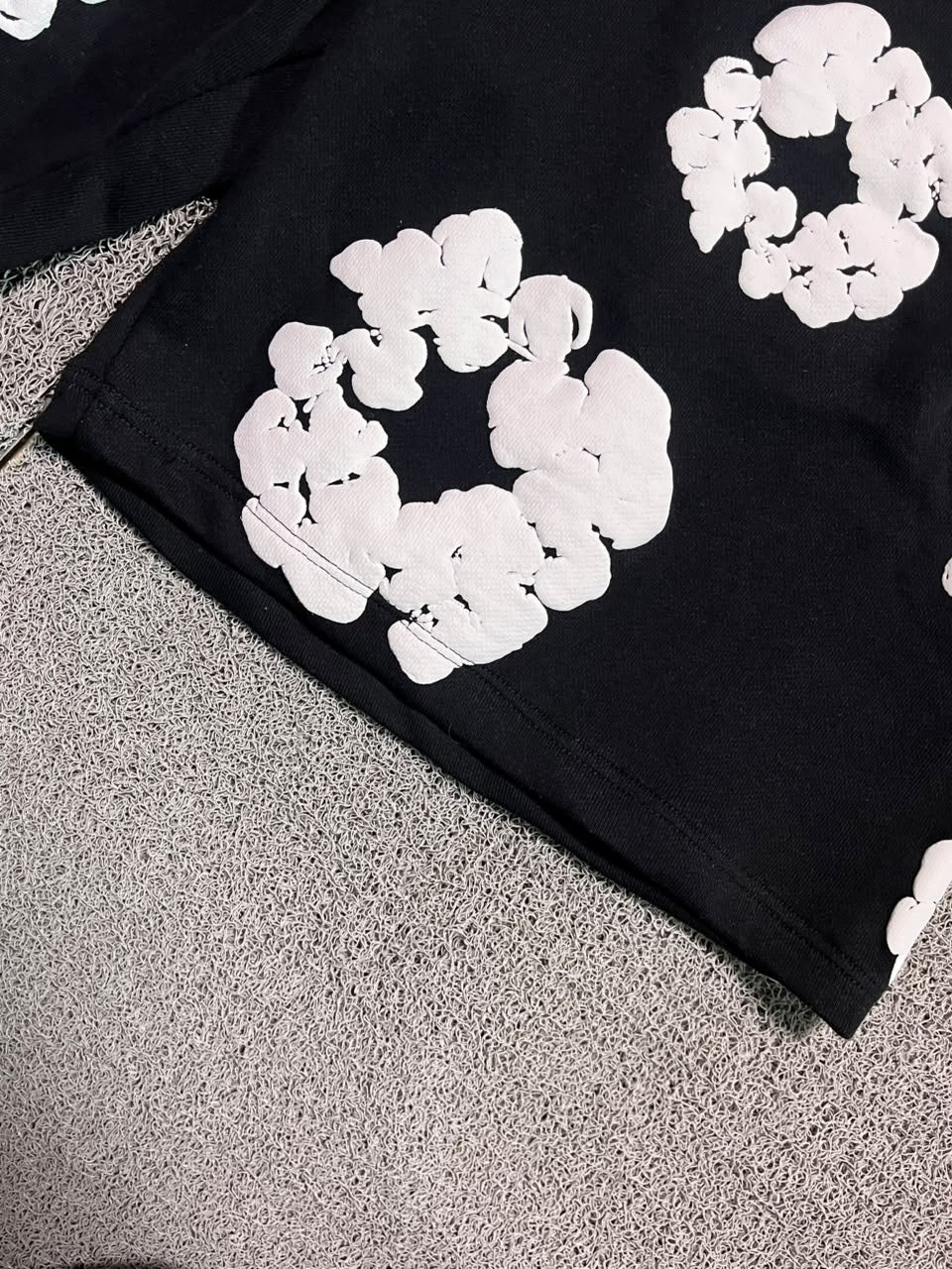 SHORT DENIM TEARS PRETO E BRANCO