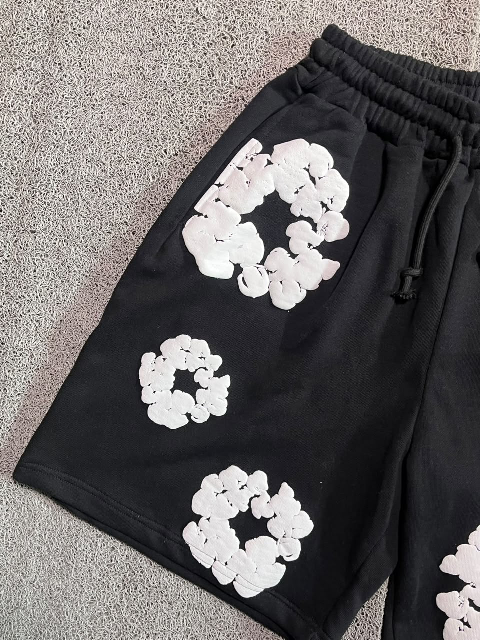 SHORT DENIM TEARS PRETO E BRANCO