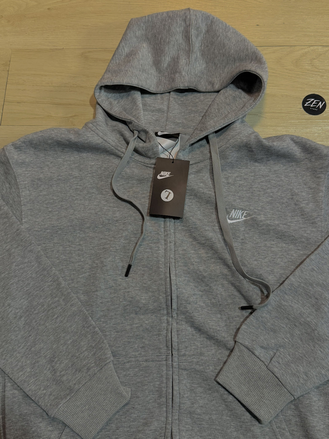 JAQUETA NIKE CLUB CINZA - ZENSTOREZENSTOREZENSTORECinzaMJAQUETA NIKE CLUB CINZA