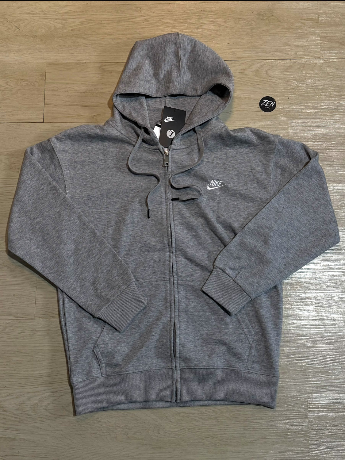 JAQUETA NIKE CLUB CINZA - ZENSTOREZENSTOREZENSTORECinzaMJAQUETA NIKE CLUB CINZA