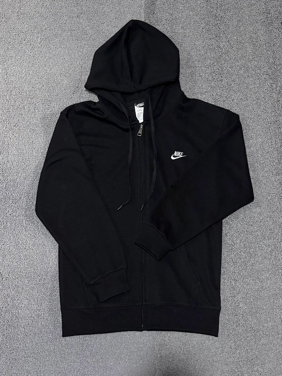 JAQUETA NIKE CLUB PRETA - ZENSTOREZENSTOREZENSTOREPRETOMJAQUETA NIKE CLUB PRETA