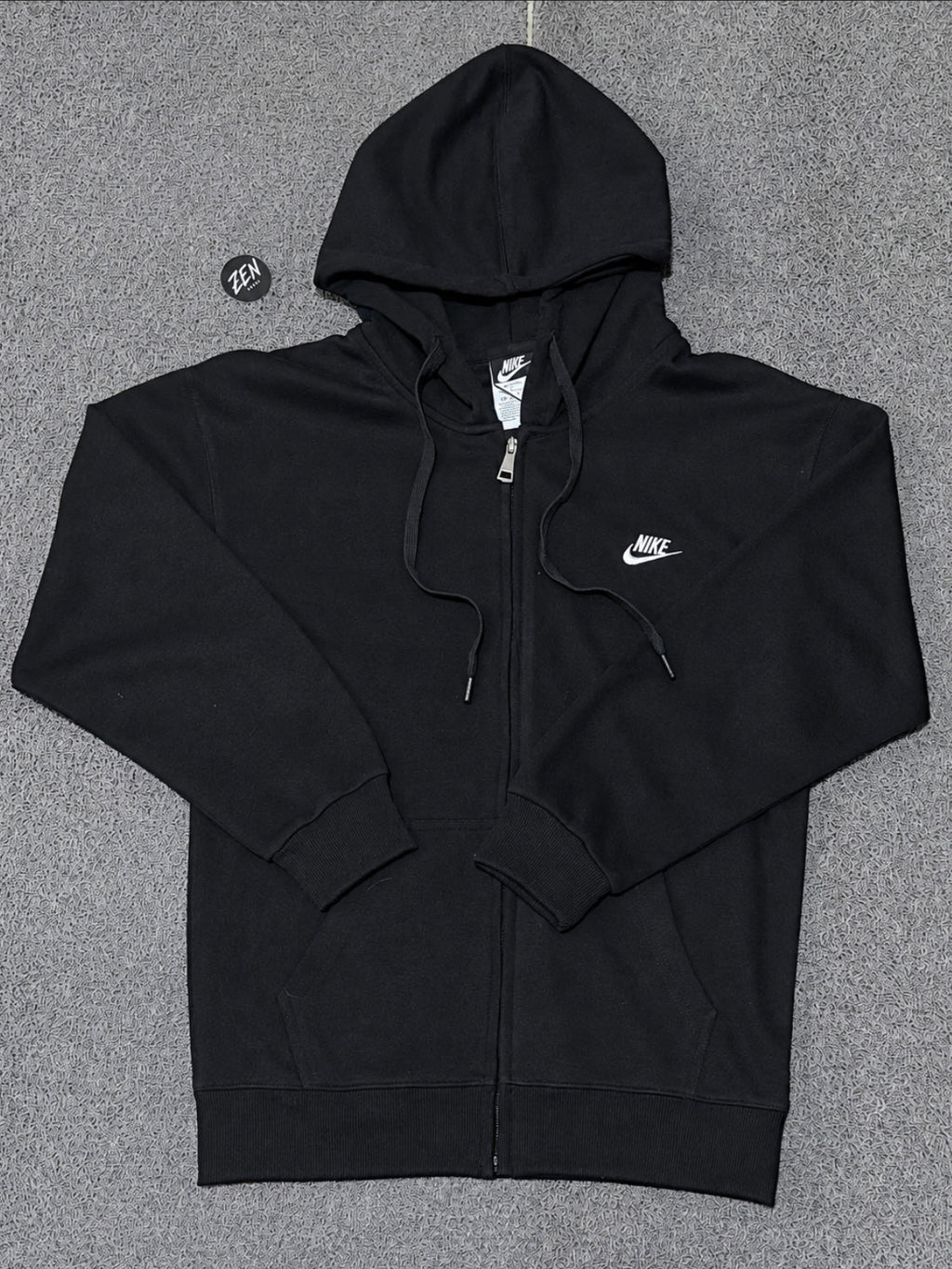 JAQUETA NIKE CLUB PRETA - ZENSTOREZENSTOREZENSTOREPRETOMJAQUETA NIKE CLUB PRETA