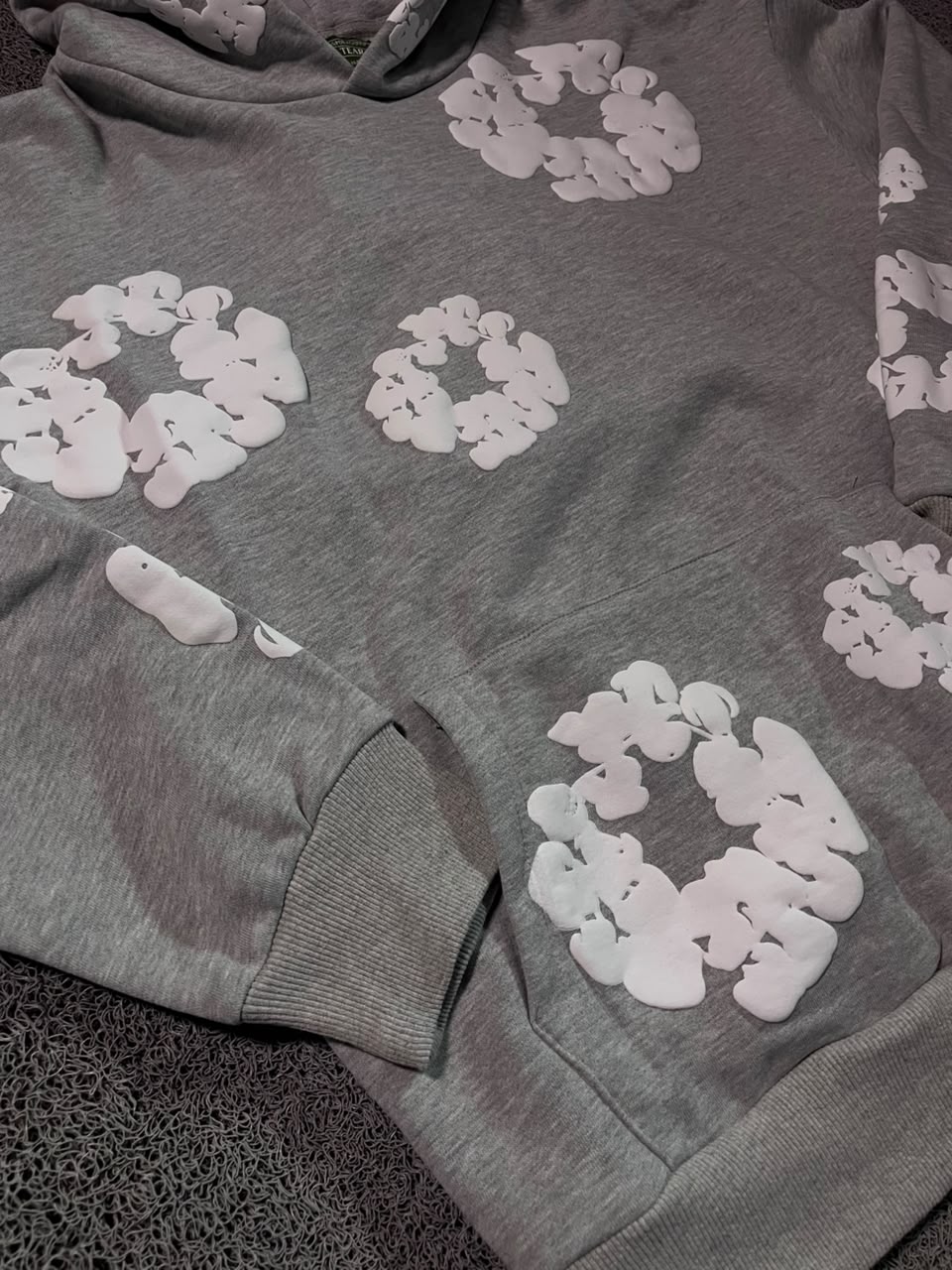 MOLETOM DENIM TEARS CINZA - ZENSTOREZENSTOREZENSTORECinzaMMOLETOM DENIM TEARS CINZA
