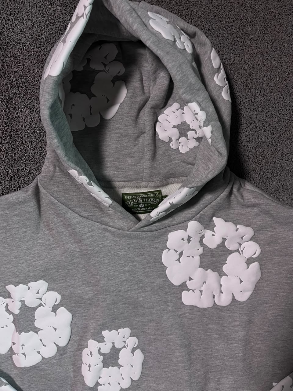 MOLETOM DENIM TEARS CINZA - ZENSTOREZENSTOREZENSTORECinzaMMOLETOM DENIM TEARS CINZA
