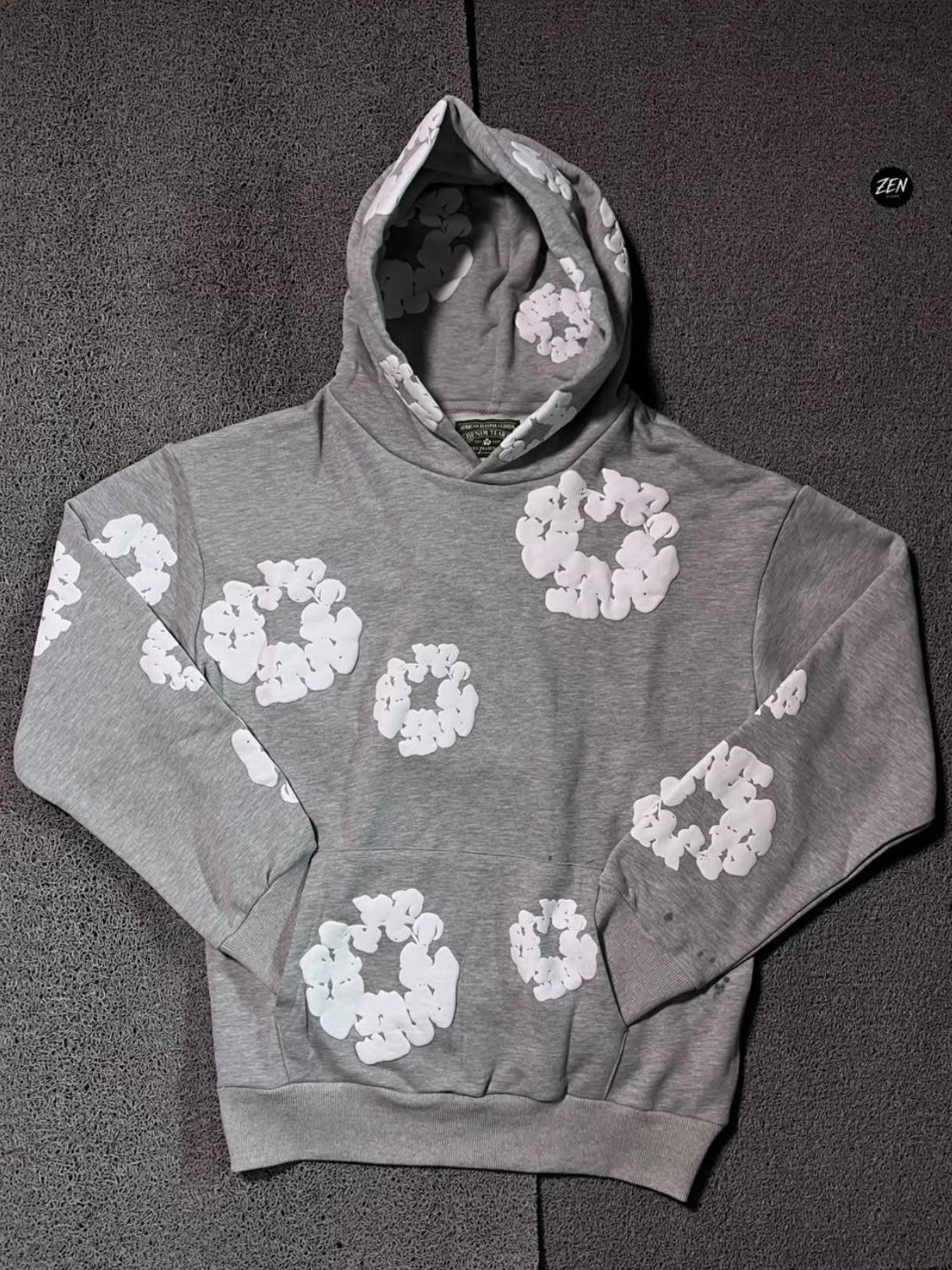 MOLETOM DENIM TEARS CINZA - ZENSTOREZENSTOREZENSTORECinzaMMOLETOM DENIM TEARS CINZA