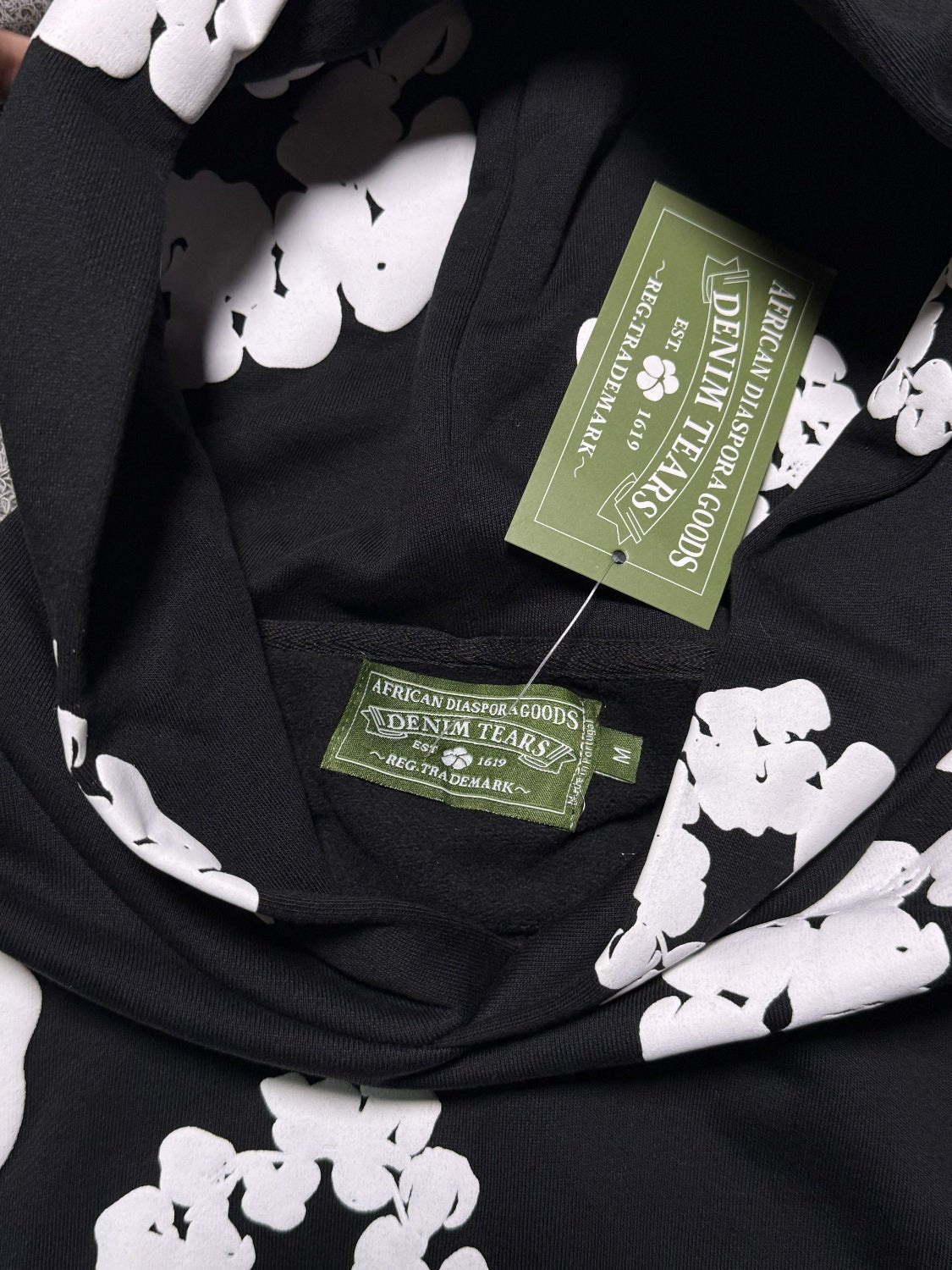 MOLETOM DENIM TEARS PRETO E BRANCO - ZENSTOREZENSTOREZENSTOREPRETOMMOLETOM DENIM TEARS PRETO E BRANCO
