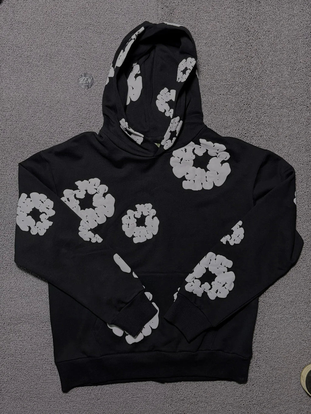 MOLETOM DENIM TEARS PRETO E BRANCO - ZENSTOREZENSTOREZENSTOREPRETOMMOLETOM DENIM TEARS PRETO E BRANCO