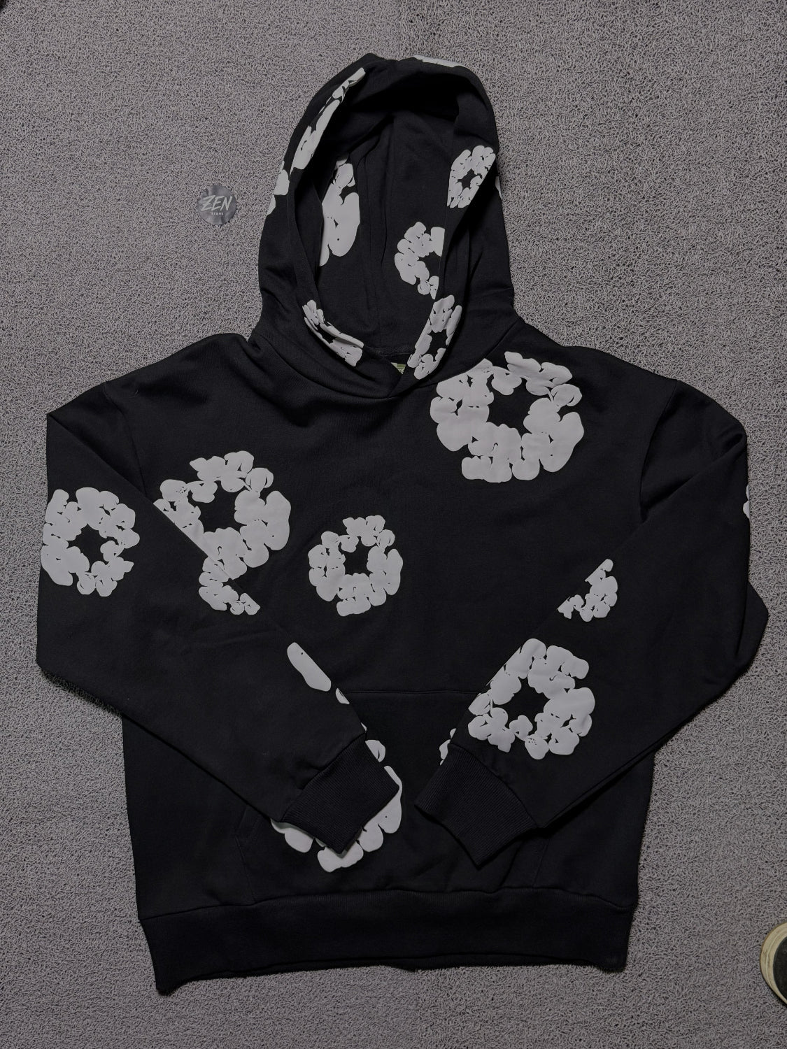 MOLETOM DENIM TEARS PRETO E BRANCO - ZENSTOREZENSTOREZENSTOREPRETOMMOLETOM DENIM TEARS PRETO E BRANCO