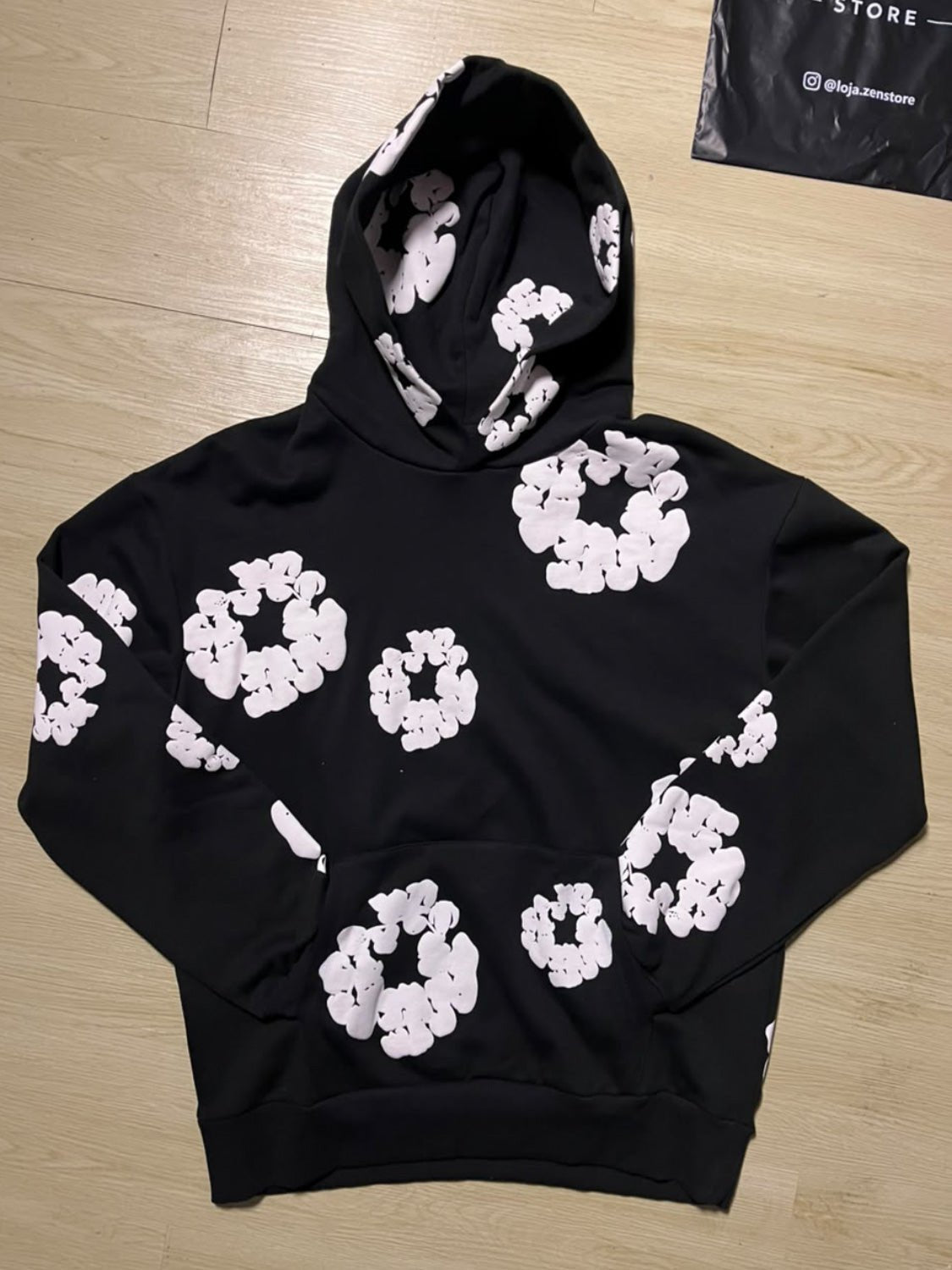 MOLETOM DENIM TEARS PRETO E BRANCO - ZENSTOREZENSTOREZENSTOREPRETOMMOLETOM DENIM TEARS PRETO E BRANCO