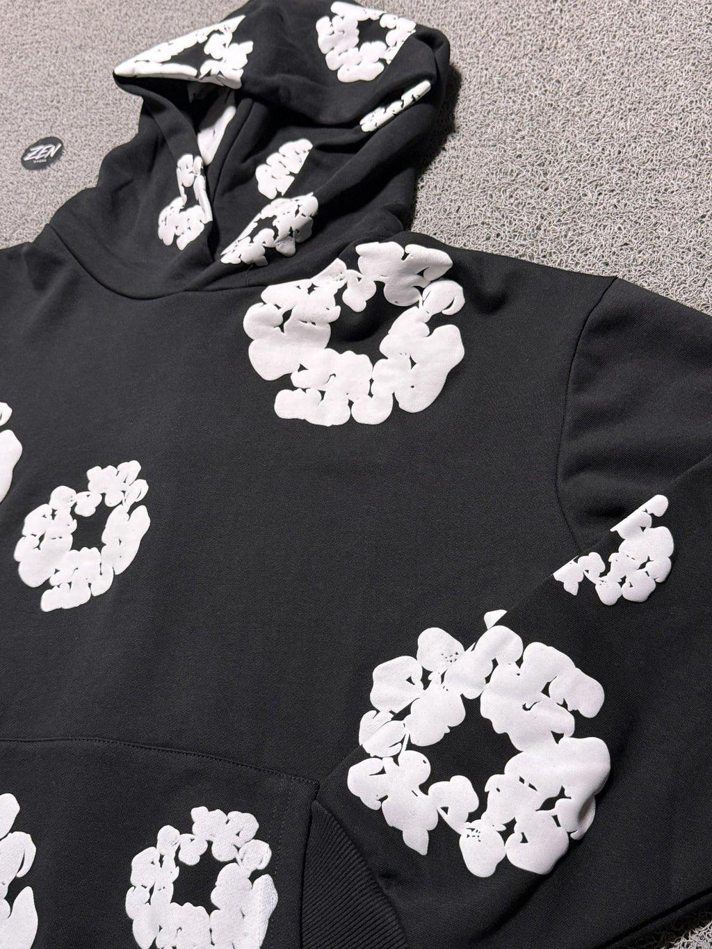 MOLETOM DENIM TEARS PRETO E BRANCO - ZENSTOREZENSTOREZENSTOREPRETOMMOLETOM DENIM TEARS PRETO E BRANCO