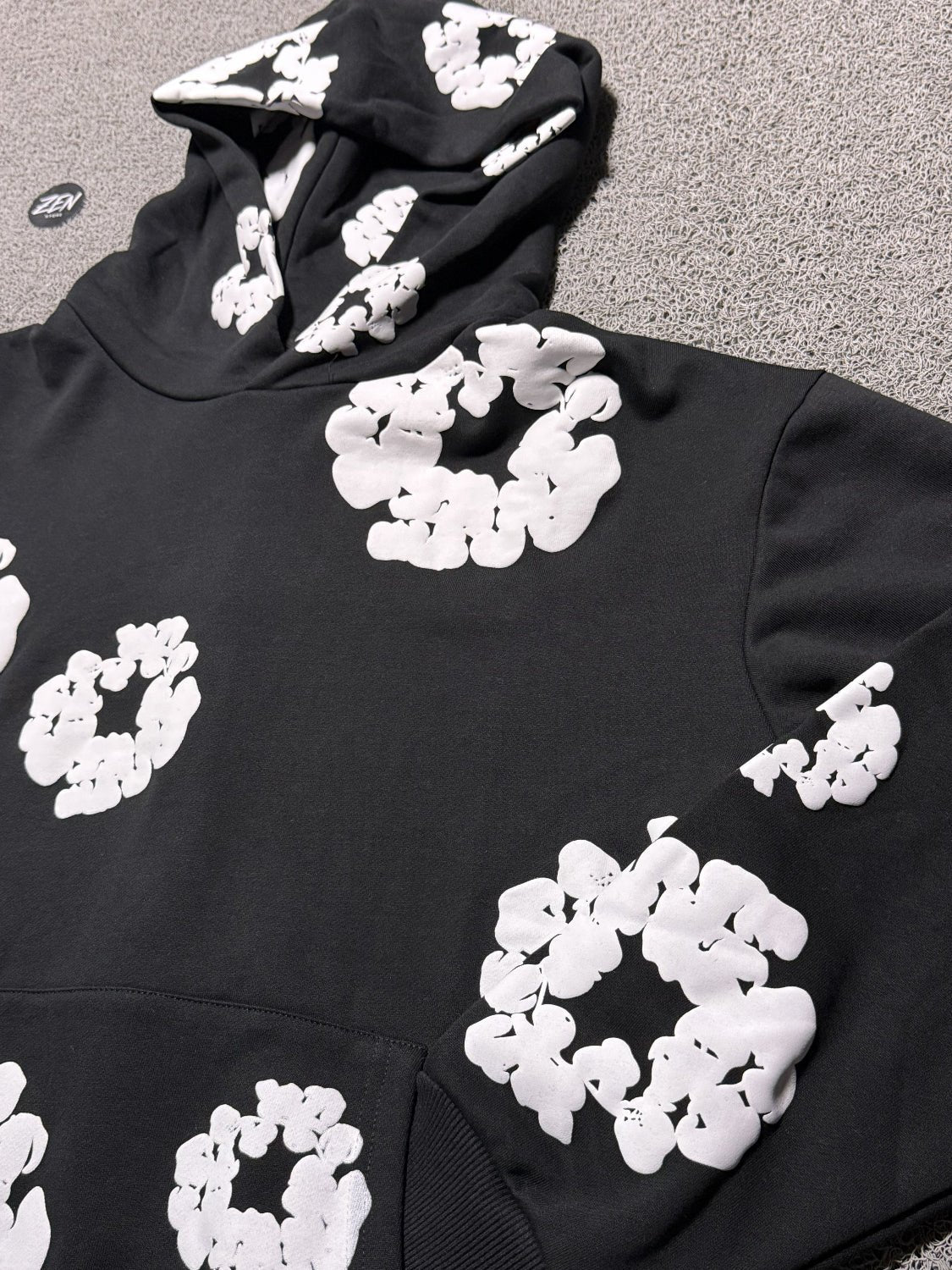 MOLETOM DENIM TEARS PRETO E BRANCO - ZENSTOREZENSTOREZENSTOREPRETOMMOLETOM DENIM TEARS PRETO E BRANCO