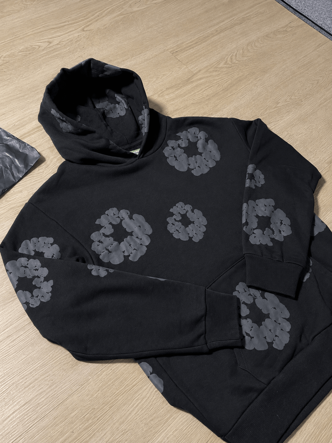 MOLETOM DENIM TEARS TODO PRETO - ZENSTOREZENSTOREZENSTOREPRETOMMOLETOM DENIM TEARS TODO PRETO