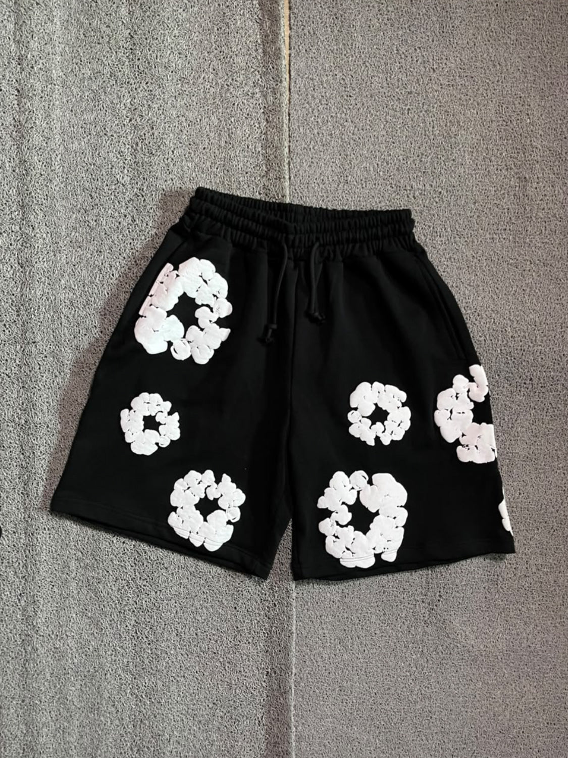 SHORT DENIM TEARS PRETO E BRANCO